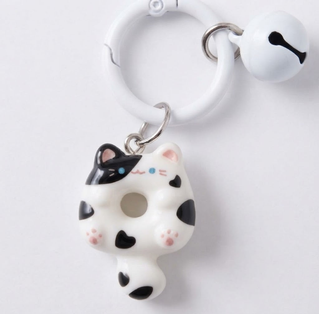Cute Cartoon Cat Keychain - Kawaii Resin Cat Pendant for Keys, Bags & Earphone Cases